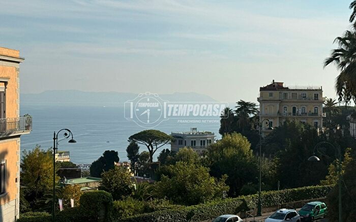 Appartamento con 7 locali in vendita in Napoli