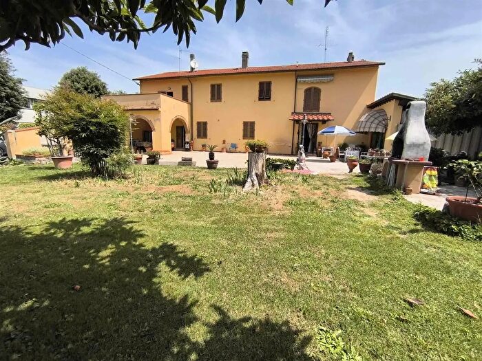 Casa con 17 locali in vendita in Via del Molinuzzo, Prato