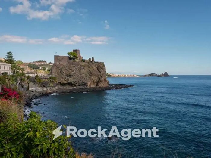 Casa quadrilocale in vendita in Via Vicario Nicolosi, Aci Castello