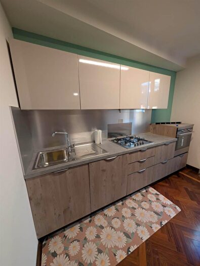 Appartamento con 6 locali in affitto in Via Castellaro, Modena