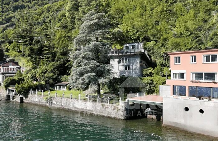 Casa con 8 locali in vendita in Brienno