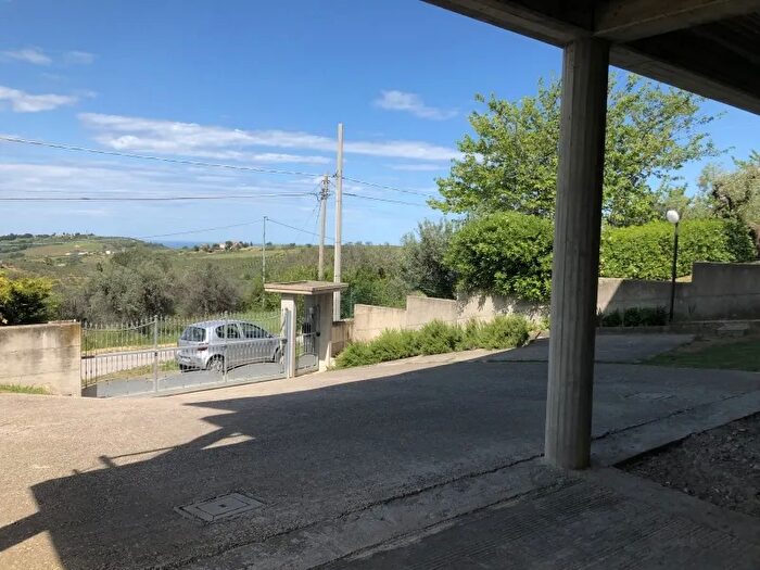 Casa con 10 locali in vendita in Cupello