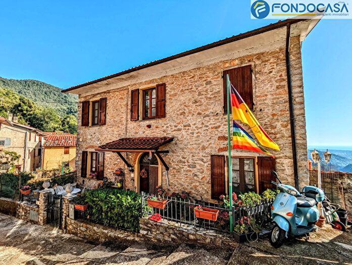 Casa con 5 locali in vendita in Via Divisione Giulia, Seravezza