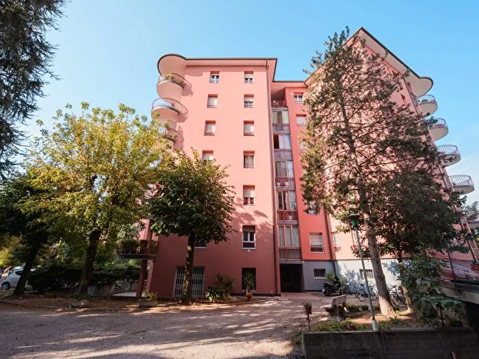 Appartamento con 5 locali in vendita in Via Carpeggiani, Cento