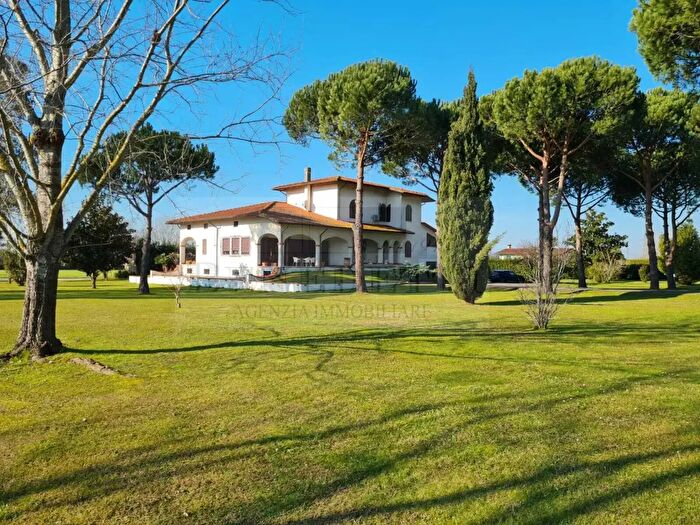 Casa con 15 locali in vendita in Pietrasanta