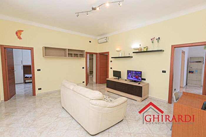 Appartamento con 6 locali in affitto in Via Chiaravagna, Genova