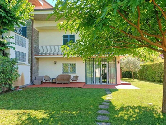 Casa con 6 locali in affitto in Via donati, Vittoria Apuana, Forte dei Marmi