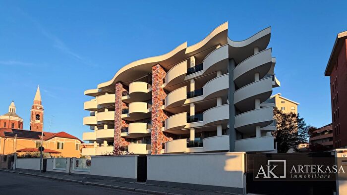 Appartamento con 6 locali in vendita in Via Monte San Gabriele, Novara