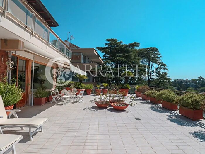 Appartamento con 13 locali in vendita in Via Rocca di Mezzo, Roma