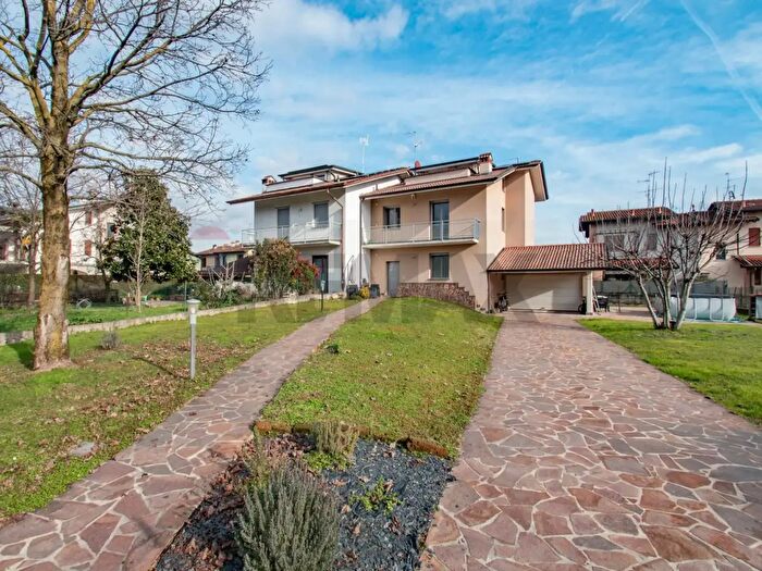 Casa quadrilocale in vendita in Via G Garibaldi, Castel Rozzone