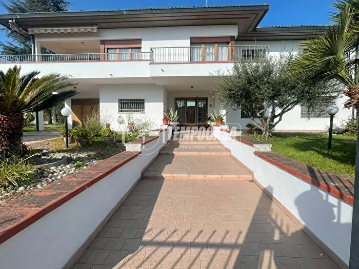 Casa con 10 locali in vendita in Via Monte Grappa, Comacchio