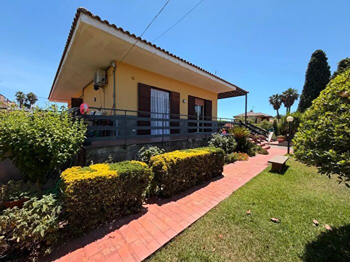 Casa con 8 locali in vendita in Mascalucia