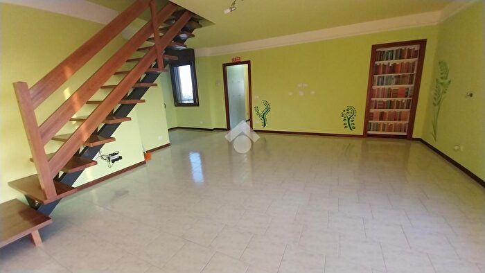 Appartamento con 5 locali in vendita in Via Raimondo Franchetti, Verona