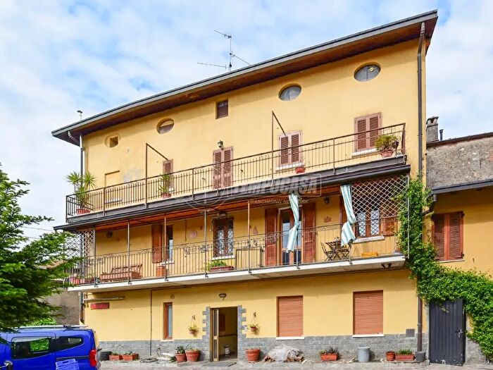 Appartamento bilocale in vendita in Via alla Chiesa, Capiago Intimiano