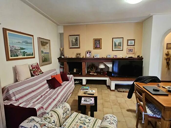 Appartamento con 5 locali in vendita in Camaiore