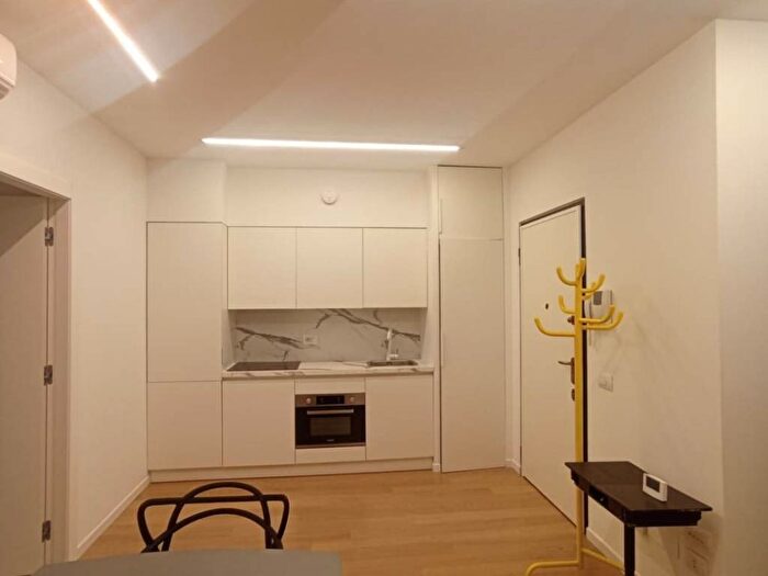 Appartamento trilocale in affitto in Via Achille Zezon, Centrale, Milano