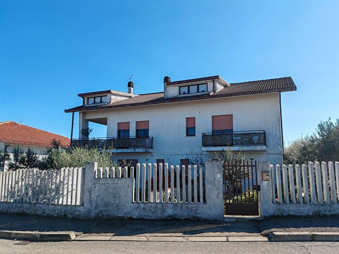 Casa con 18 locali in vendita in Poggiofiorito