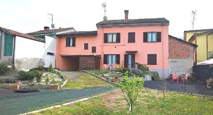 Casa con 12 locali in vendita in Broni