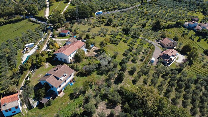 Casa con 12 locali in vendita in Vocabolo San Martino, Torri In Sabina