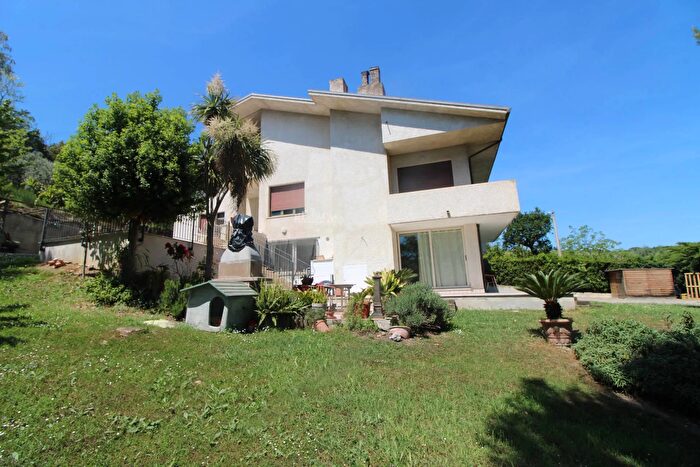 Casa con 8 locali in vendita in Martinsicuro