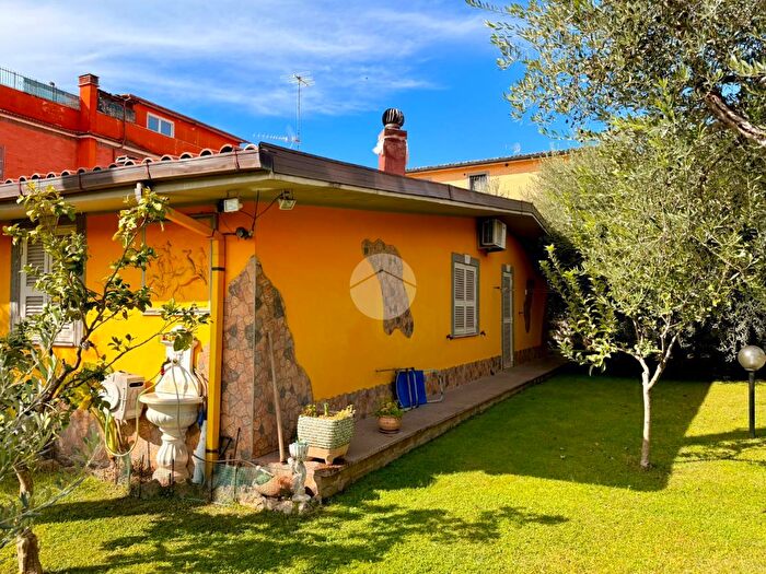 Casa quadrilocale in vendita in Via Borghesiana, Roma