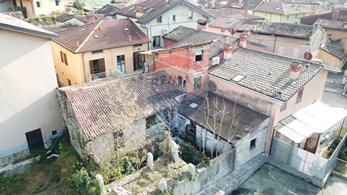 Casa con 5 locali in vendita in Alzano Lombardo