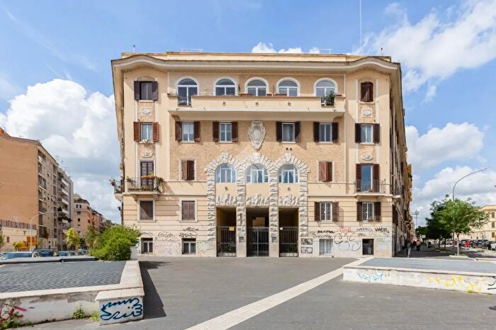 Appartamento trilocale in affitto in Via La Spezia, Roma