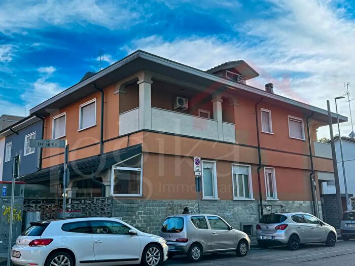 Casa con 11 locali in vendita in Via XXV Aprile, Locate Di Triulzi