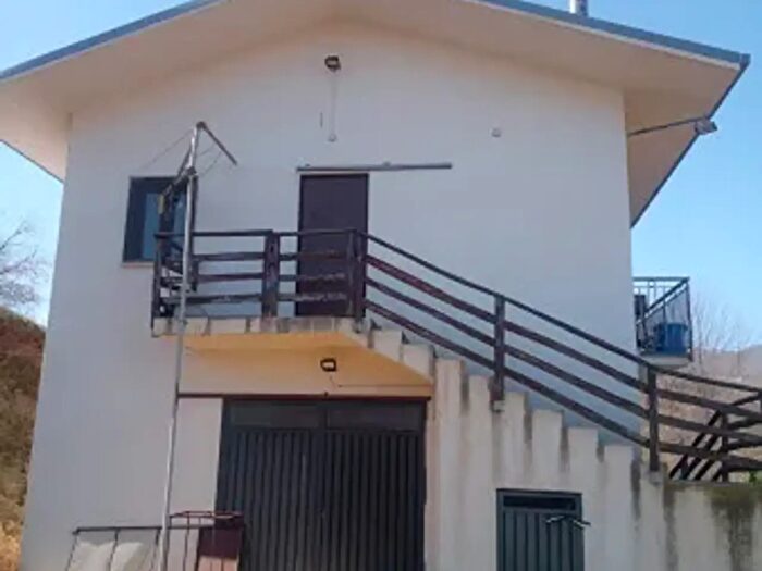 Casa quadrilocale in vendita in Contrada Castiglione Snc, Abriola