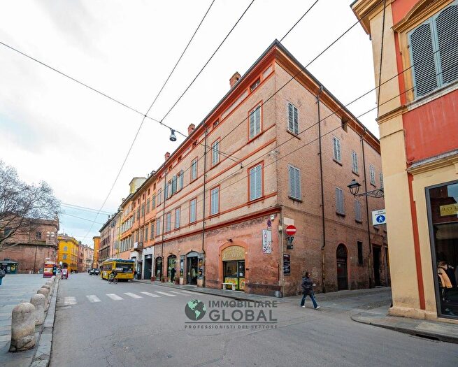 Appartamento con 10 locali in vendita in Via Badia Modena, Modena