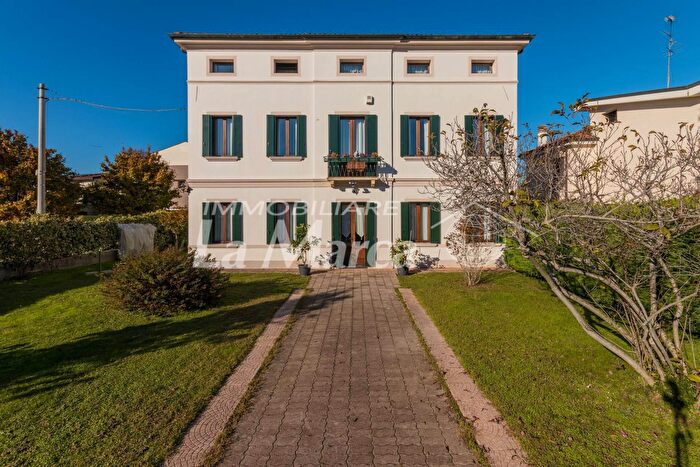 Casa con 10 locali in vendita in Treviso