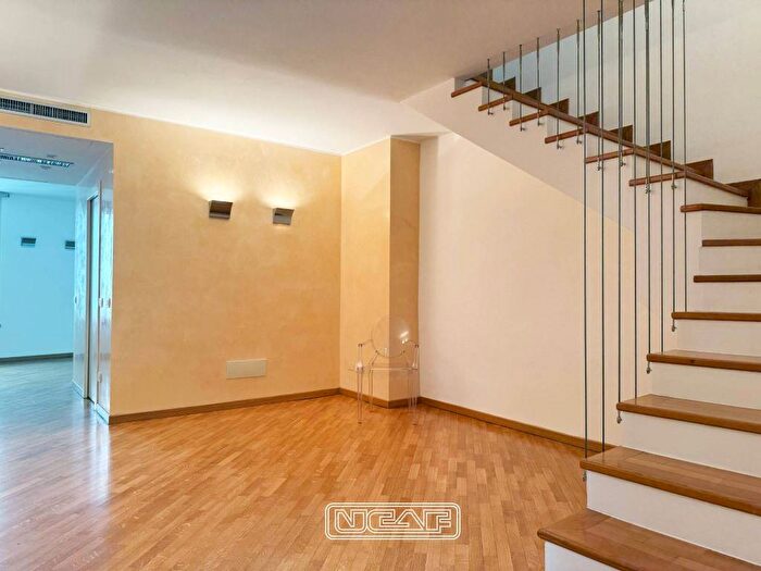 Appartamento trilocale in affitto in Via Madonnina, Brera, Milano