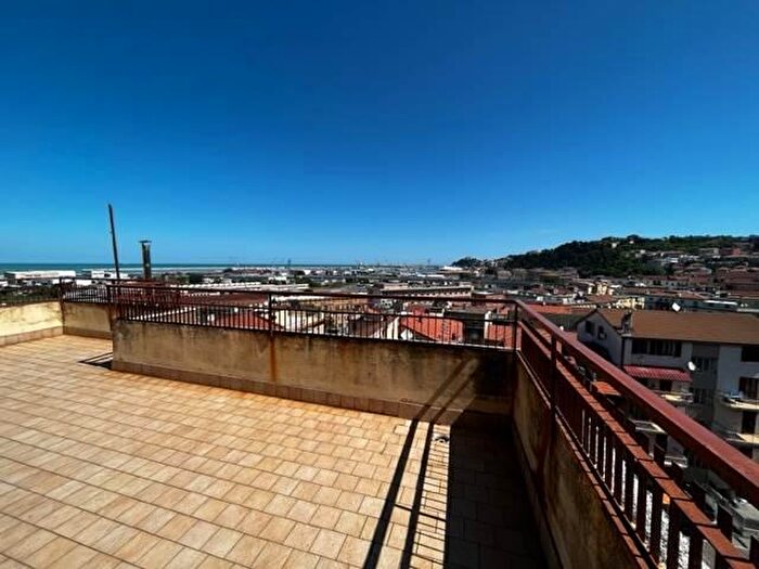 Appartamento con 7 locali in vendita in Ancona