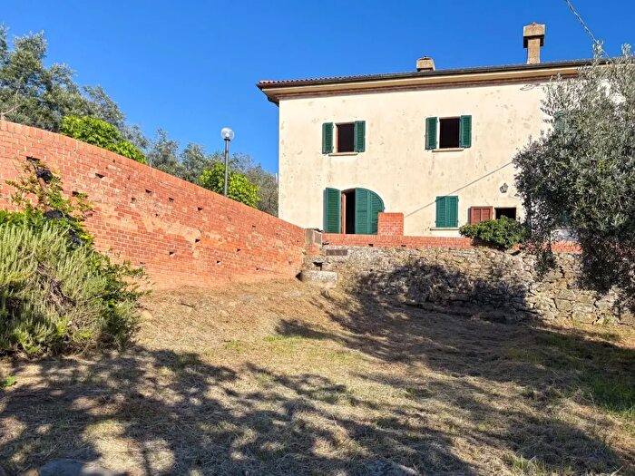 Casa con 6 locali in vendita in Capraia E Limite