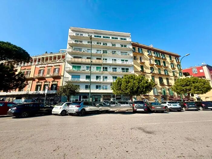 Appartamento con 8 locali in vendita in Via Mergellina, Napoli