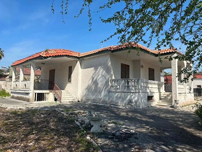 Casa quadrilocale in vendita in Viale Delfino, Castel Volturno