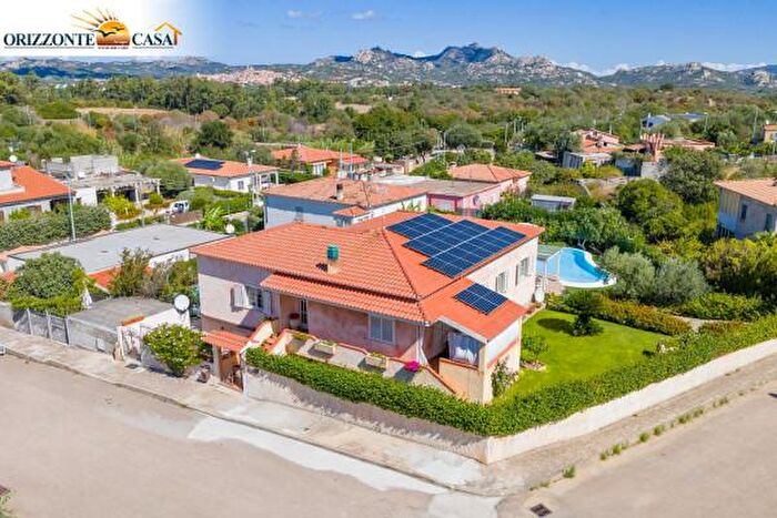 Casa con 6 locali in vendita in Via Pasquale Filigheddu, Arzachena