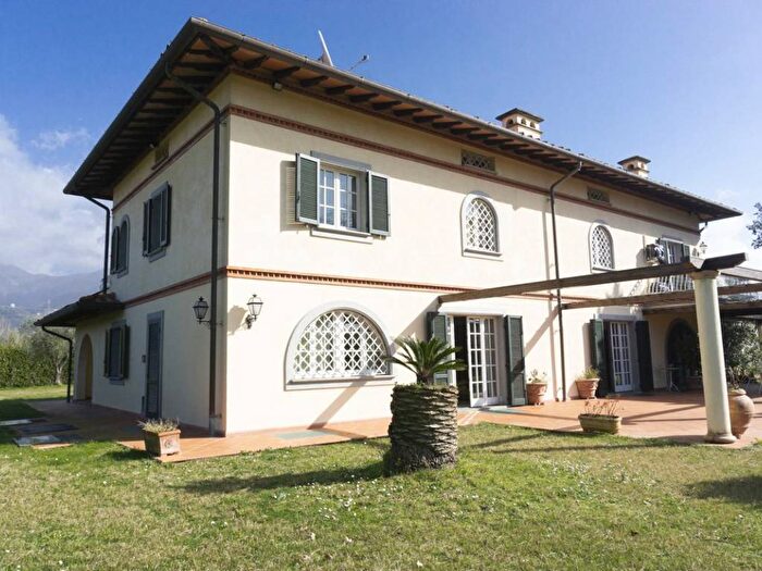 Casa con 6 locali in affitto in Via Fescione, Ronchi Poveromo, Massa