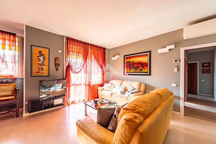 Appartamento con 6 locali in vendita in Via Piave, Rescaldina