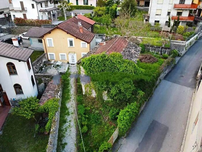 Casa con 6 locali in vendita in Via Asilo, Colico