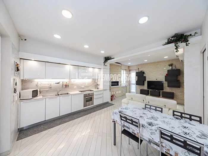 Appartamento quadrilocale in vendita in Via Novembre, Muggiò