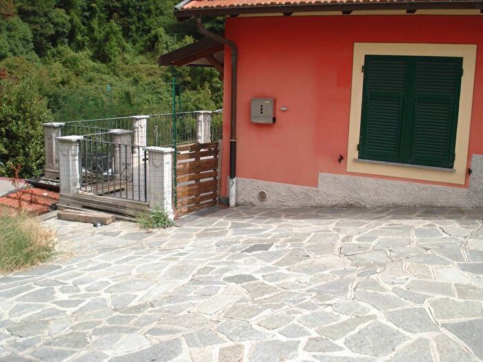 Casa quadrilocale in affitto in Via Airolo Ciona, Serra Riccò