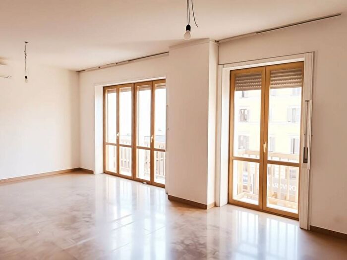 Appartamento trilocale in affitto in Via Lazzaro Spallanzani, Morgagni, Milano