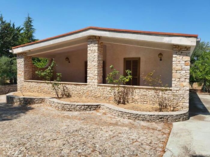 Appartamento quadrilocale in vendita in Via Castel del Monte, Andria