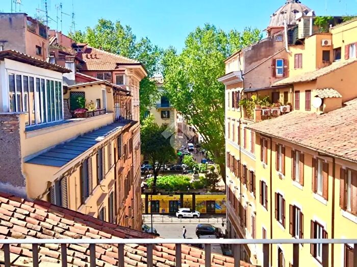 Appartamento trilocale in vendita in Via di Santa Maria del Pianto, Roma