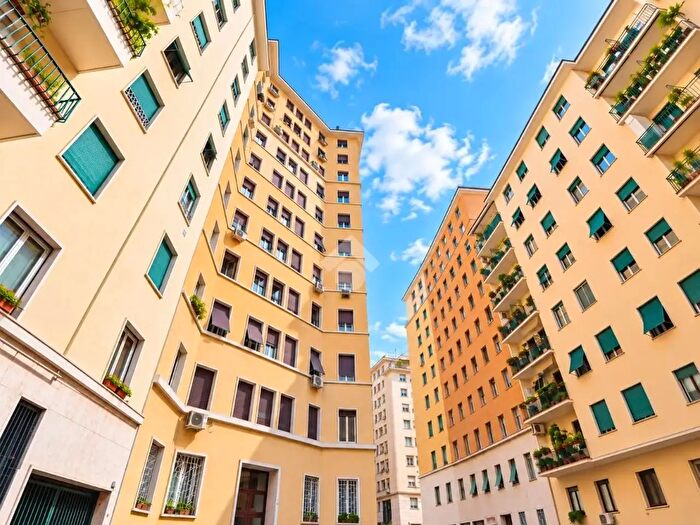Appartamento trilocale in vendita in Via Sinuessa, Roma
