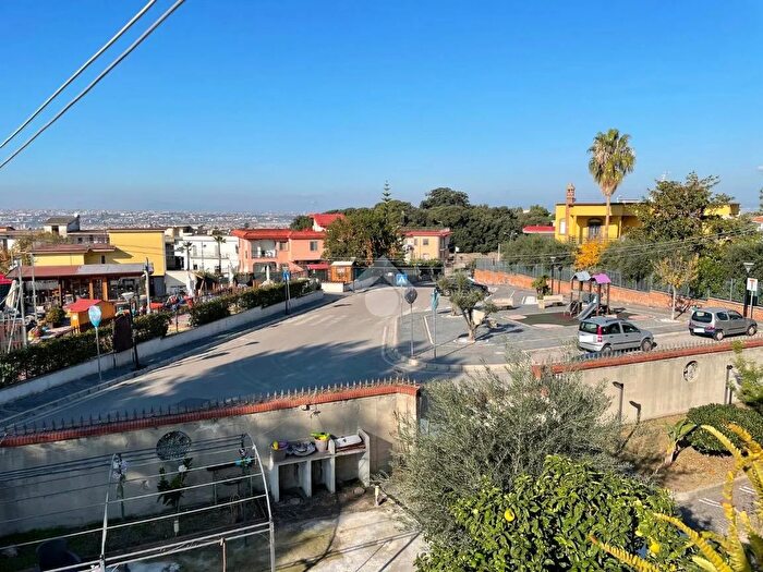 Casa con 15 locali in vendita in Via Foscolo, Pollena Trocchia