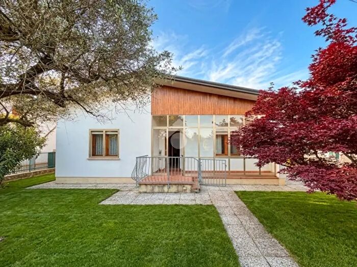 Casa quadrilocale in vendita in Via Francesco Baracca, Romano DEzzelino