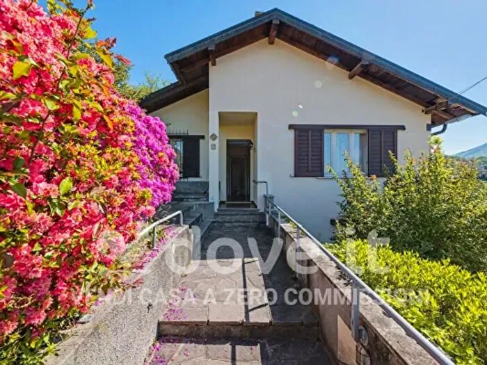 Casa con 6 locali in vendita in Via Roccolo, Luino