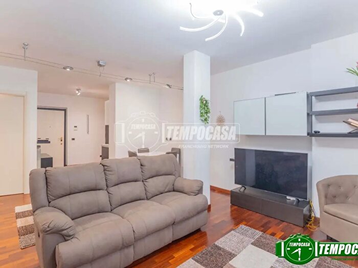 Appartamento trilocale in vendita in Via Arbe, Milano